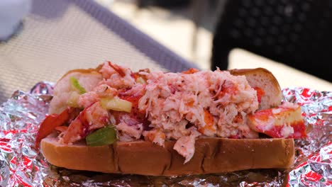 sandwich roulé au homard. fruits de mer savoureux