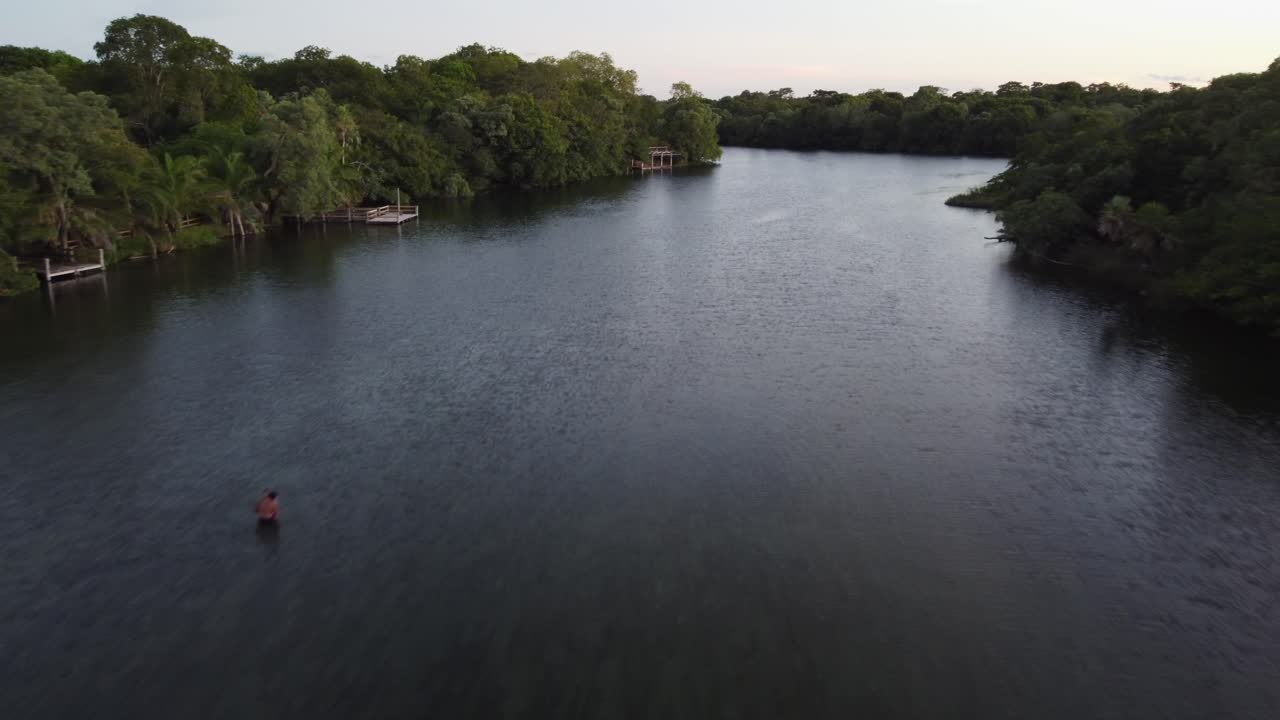 vuelo bajo río de la selva poco profundo, denso bosque en el centro de bolivia