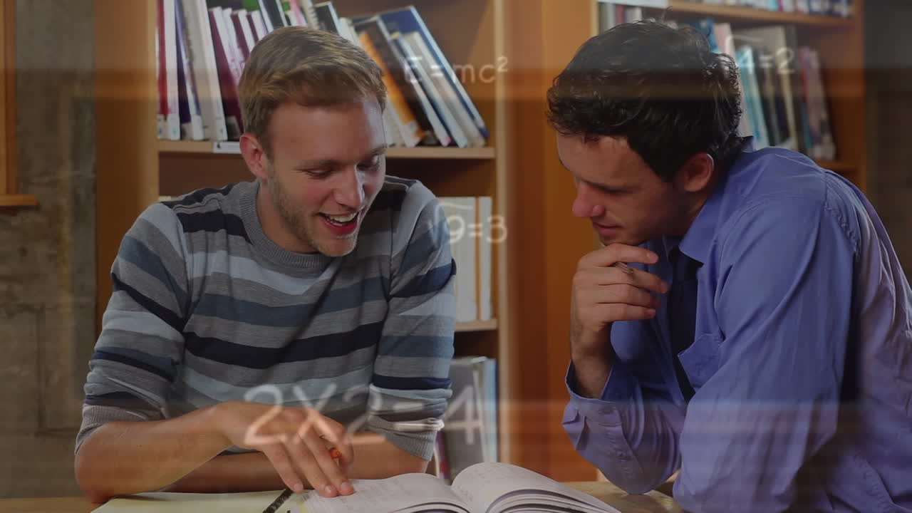 animación de fórmulas matemáticas sobre profesor y estudiante caucásico en la biblioteca