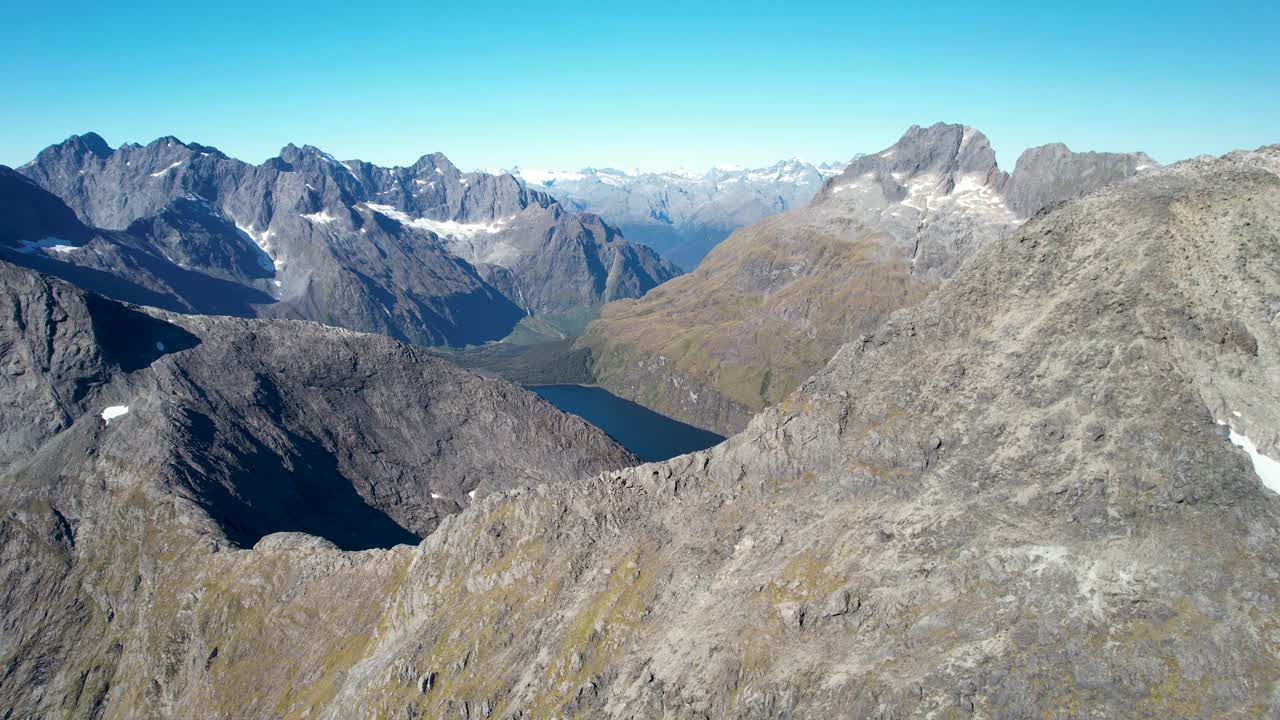 la vista de los pájaros sobre las altas montañas revela la belleza alpina desde una perspectiva