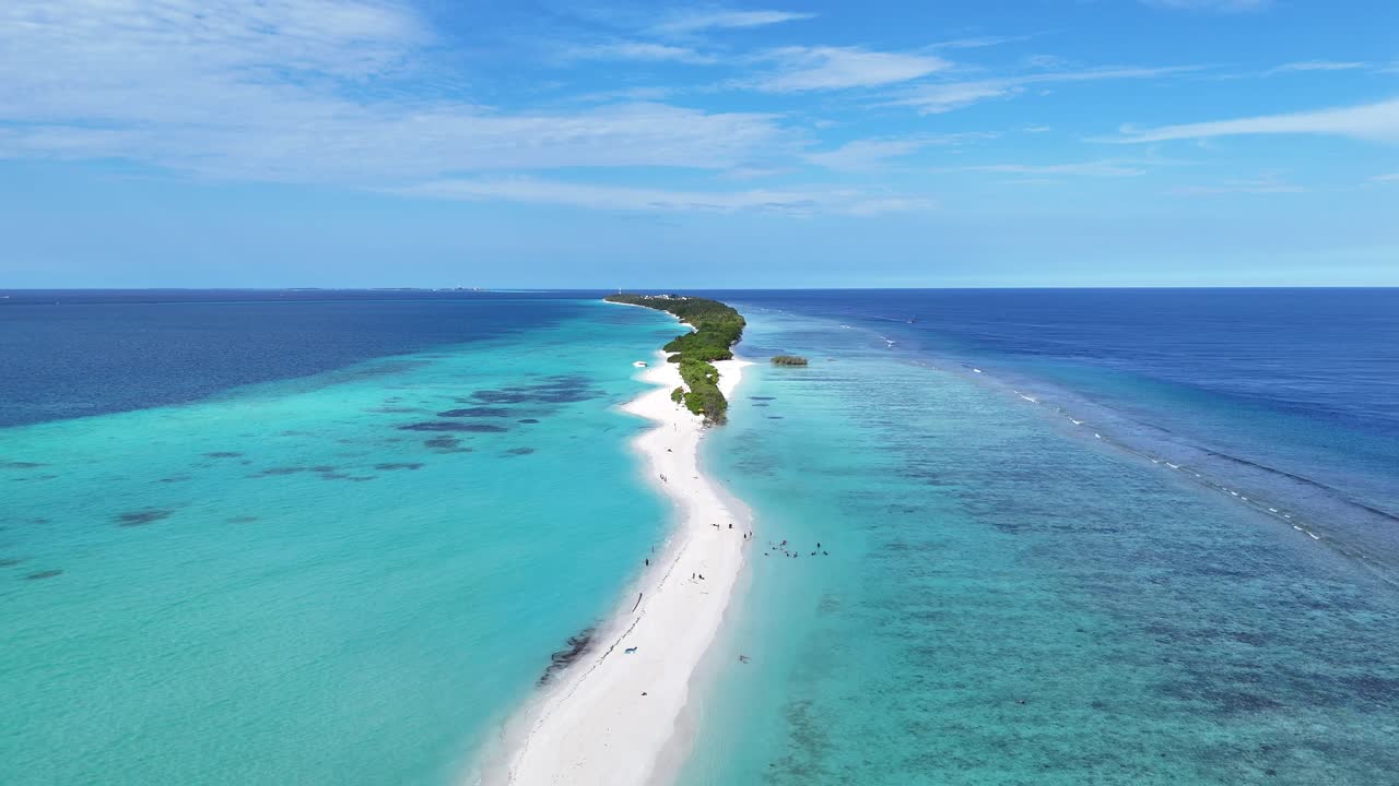 Vista Aerea del banco di sabbia dell'isola di Dhigurah e della laguna turchese, Maldive 4K.