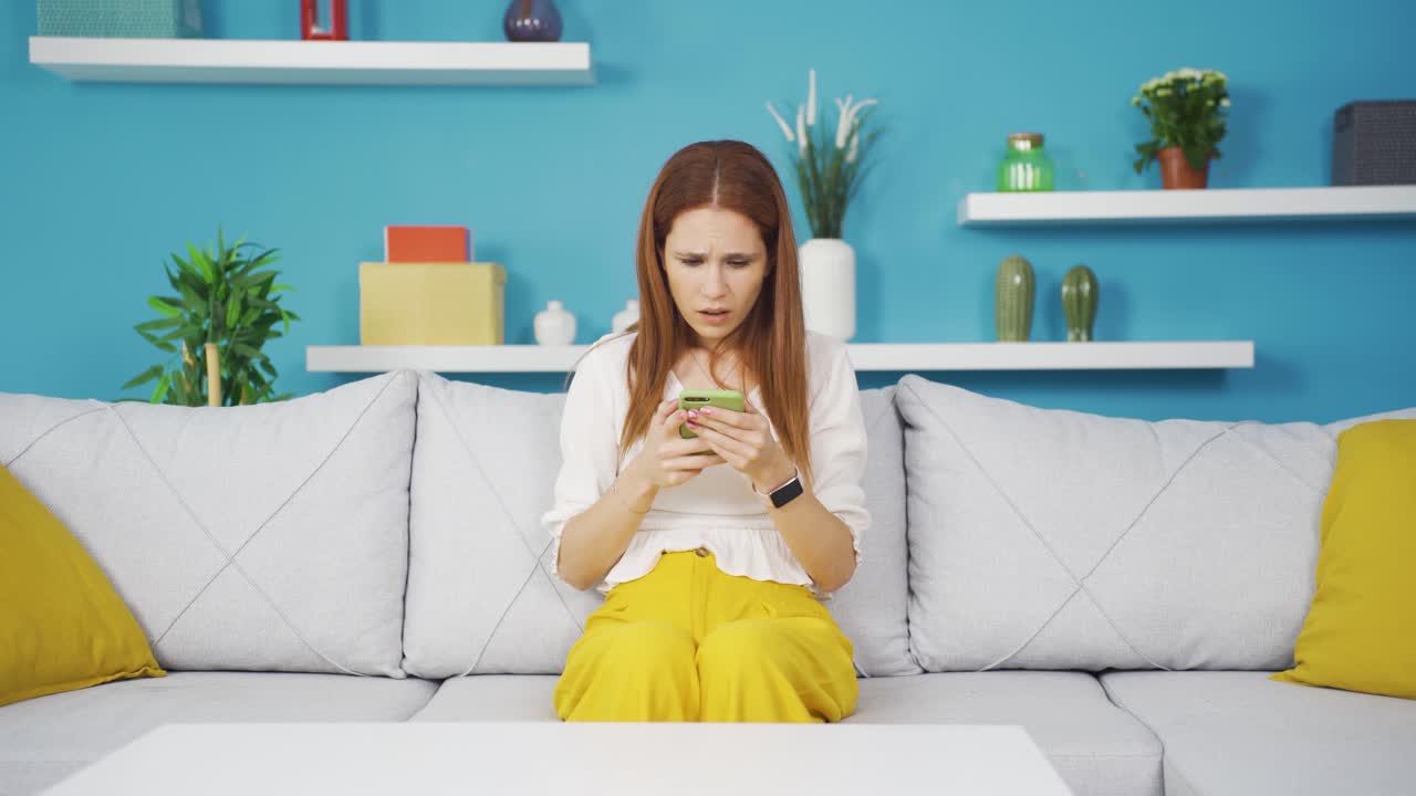 나쁜 소식을 듣는 젊은 여성은 충격을 받습니다.