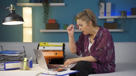 La-Mujer-Trabajadora-De-Oficina-En-Casa-Está-Enojada-Y-Furiosa