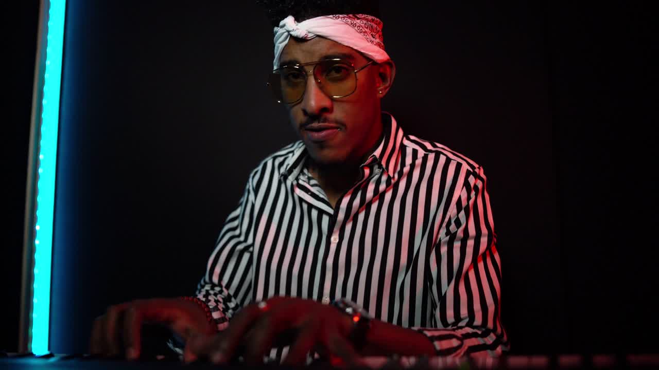 스튜디오에서 신디사이저를 연주하는 흑인