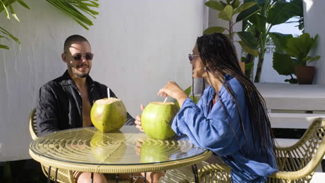 pareja sentada en una terraza