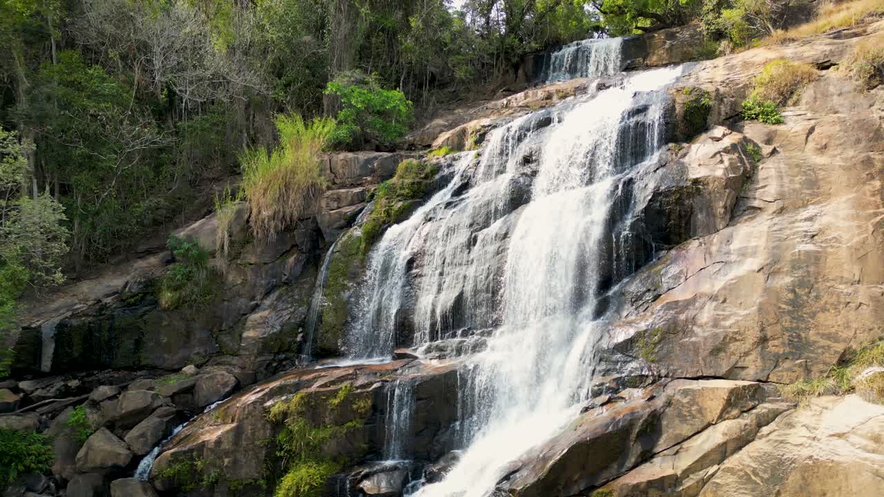 vista aérea de una gran cascada en minas gerais - brasil
