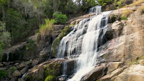 vista aérea de una gran cascada en minas gerais - brasil