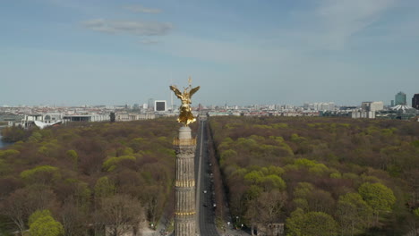 Antena:-Primer-Plano-Del-Carro-De-La-Columna-De-La-Victoria-De-Berlín-Estatua-Dorada-Victoria-En-La-Hermosa-Luz-Del-Sol-Y-El-Horizonte-De-La-Ciudad-De-Berlín,-Alemania-En-El-Fondo