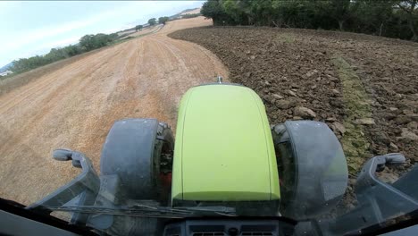 Traktor-Kraftstofftank-Pov-Pendeln-Auf-Unebenem-Boden-Von-Ancona-Italien