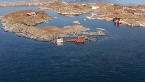 Vieja-Barcaza-Oxidada-Medio-Sumergida-En-Las-Aguas-Azules-Del-Atlántico-Cerca-De-La-Orilla-De-La-Pequeña-Isla-En-La-Carretera-Atlántica