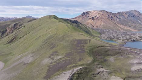 Vista-Aérea-De-La-Ruta-De-Senderismo-A-La-Izquierda-Del-Lago-Frostastaðavatn-En-Landmannalaugar,-En-Dirección-Al-Flujo-De-Lava