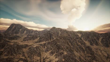 Rayos-De-Sol-Contra-El-Telón-De-Fondo-De-Las-Montañas