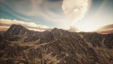 rayos de sol contra el telón de fondo de las montañas