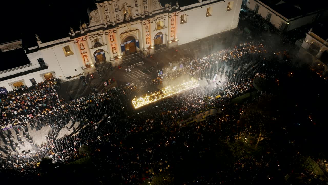 procesiones durante la semana santa frente a la catedral por la noche en antigua, guatemala