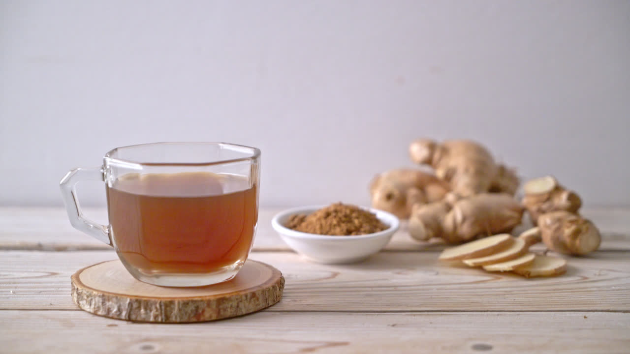 bicchiere di succo di zenzero caldo e dolce con radici di zenzero - Stile di bevanda salutare