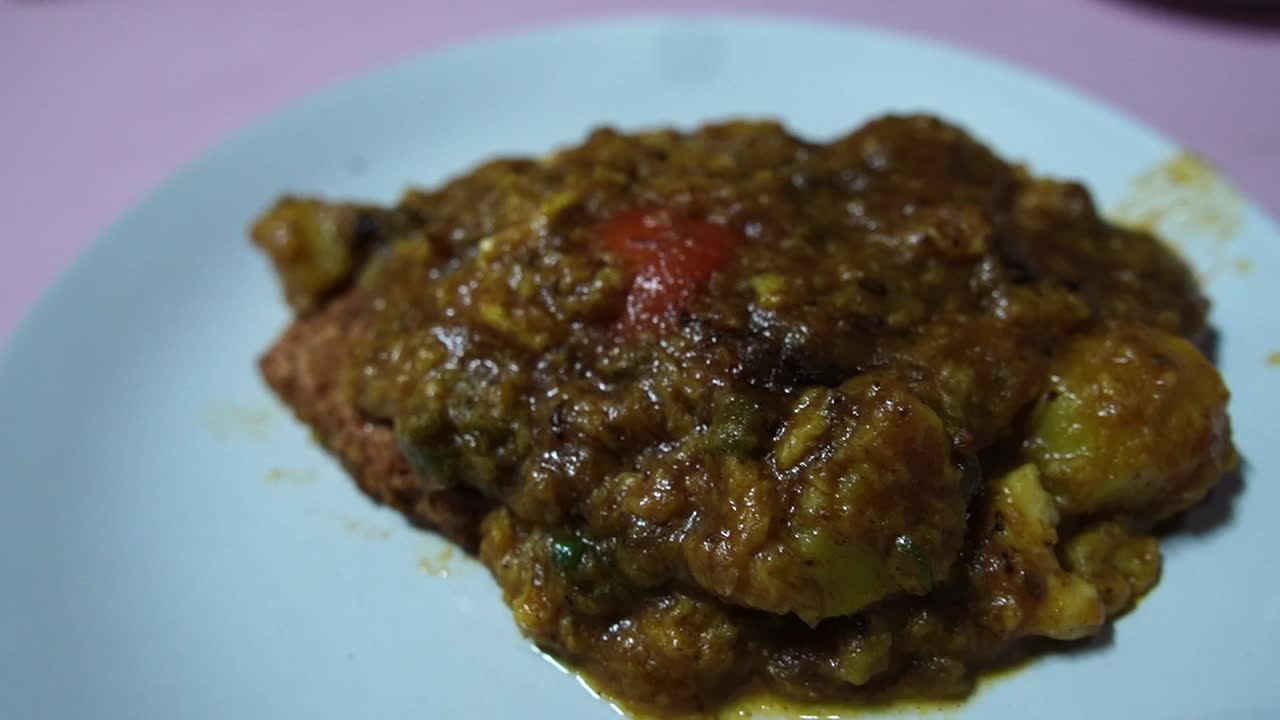 el pollo afghani es pollo frito al estilo bengalí con salsa