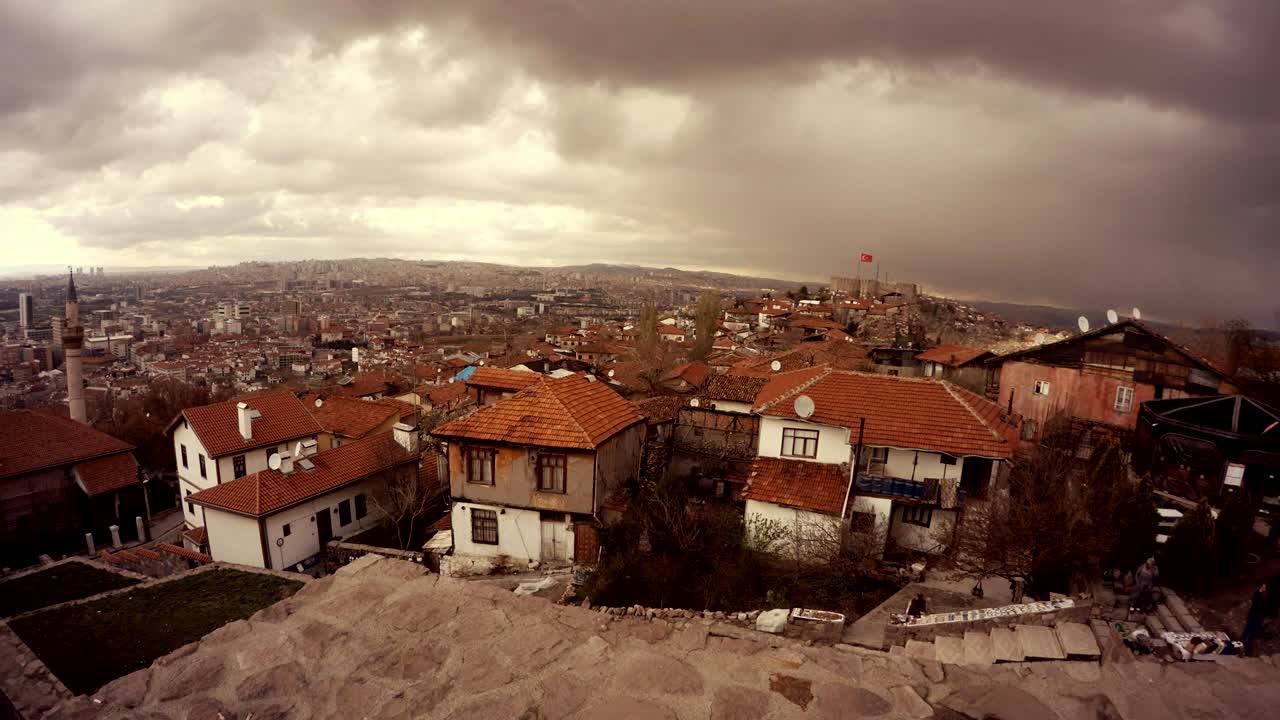 vista de la ciudad de ankara desde la ciudadela de hisar lejos bandera turca día nublado ciudad antigua