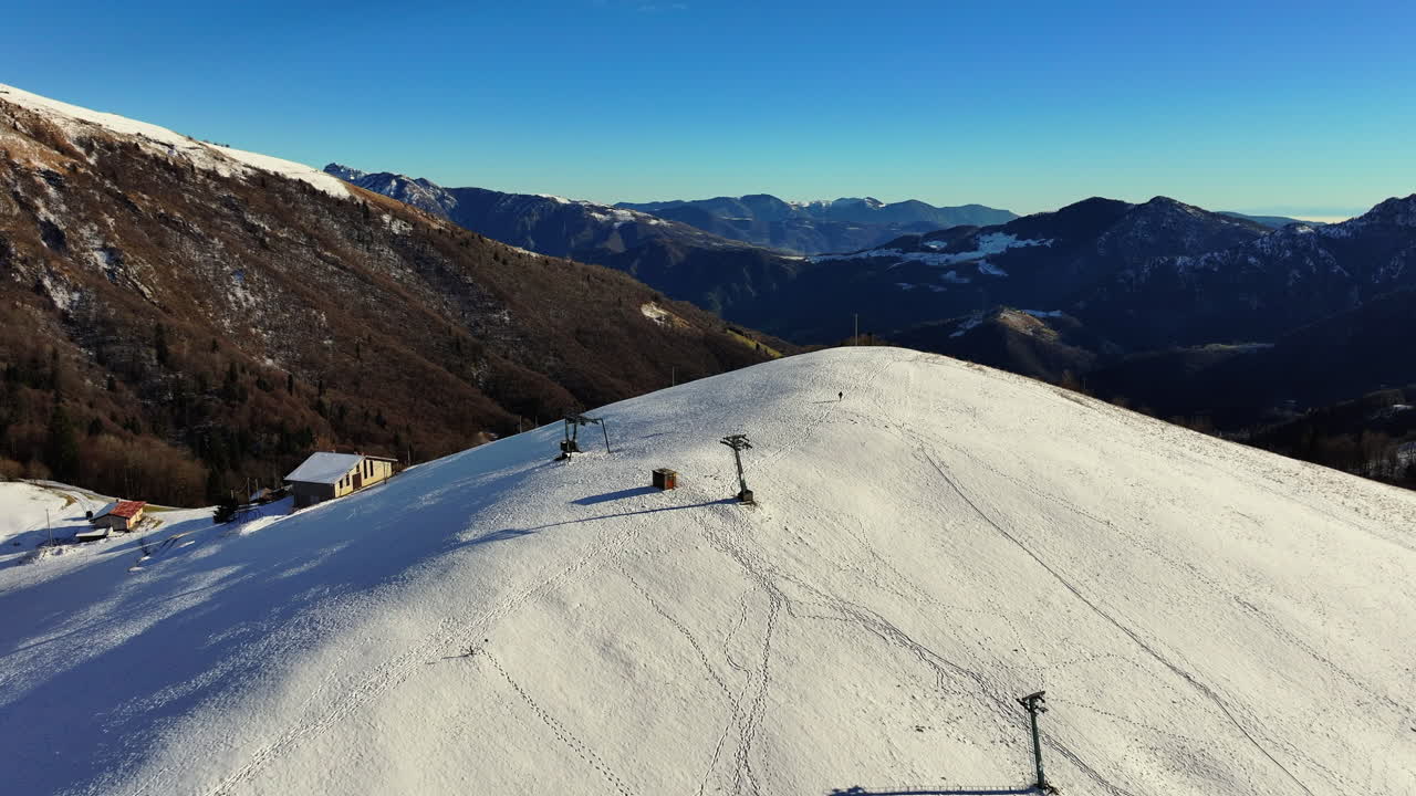 Upea ilmakuvakulma hiihtokeskuksesta ja taustalla lumiset Orobie-Alpit, Bergamo, Italia