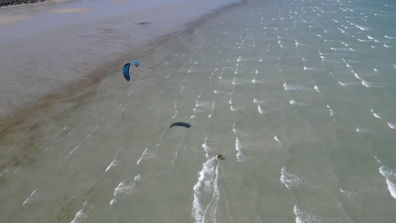 drone de seguimiento de kite surfer gorey larga playa,,gorey, jersey, islas del canal