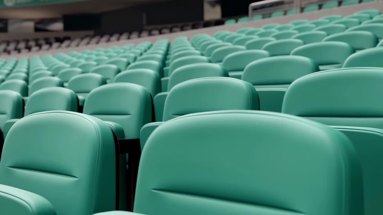 Panorámica de asientos de estadio verdes vacíos en una arena.