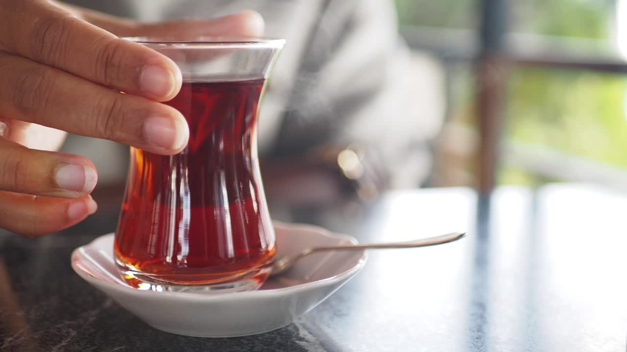 검은 테이블 위에 있는 유리 컵에 킨 차