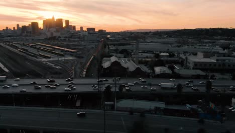 Drohnenaufnahme-Mit-Blick-Nach-Westen-Auf-Die-Skyline-Von-Los-Angeles