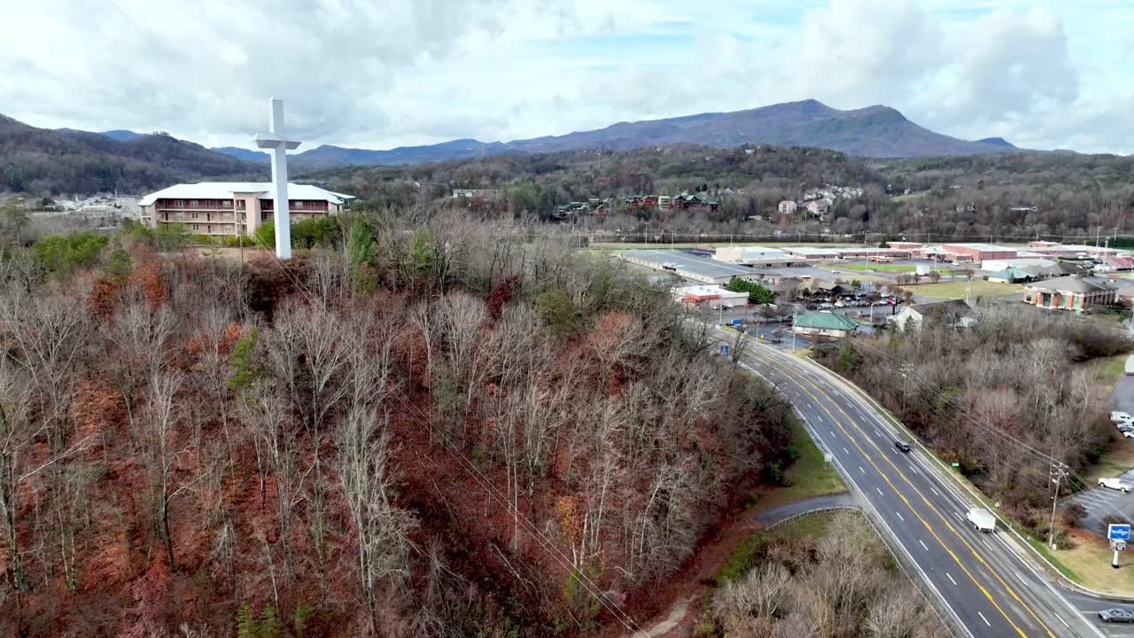 테네시 주 비 포지 (pigeon forge) 위의 십자가를 지나가는 공중 추진