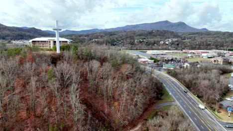 Luftstoß-Am-Kreuz-über-Pigeon-Forge,-Tennessee-Vorbei