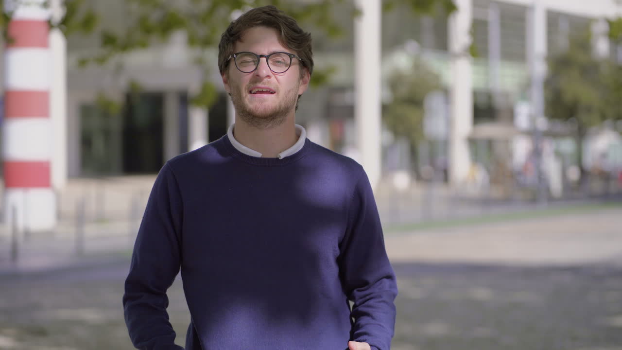 hombre emocional hablando y mirando a la cámara al aire libre