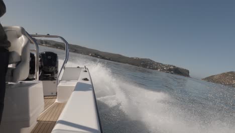 pov sul bordo esterno della barca a motore che gira in virata stretta nella laguna soleggiata