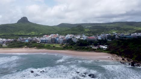 Hermosa-Playa-Y-Residencial-De-Un-País-Tropical