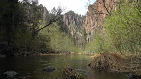 ángulo-Bajo-Del-Río-Gila,-Nuevo-México-Con-Espectaculares-Paredes-De-Cañón-En-El-Fondo