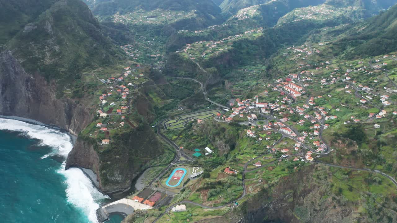 Aldeia montanhosa de Faial com casas tradicionais na ilha vulcânica da Madeira