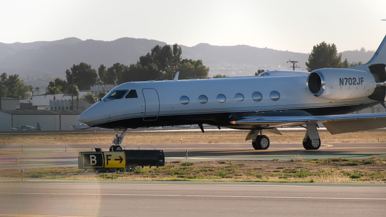 jet privado aterrizando en el aeropuerto
