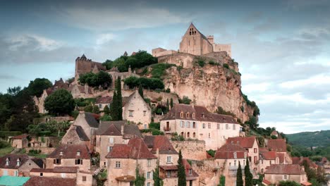 Blick-Auf-Beynac-Im-Französischen-Perigord-Am-Fluss-Dordogne,-Entdeckungsschloss-Hinter-Einem-Baum