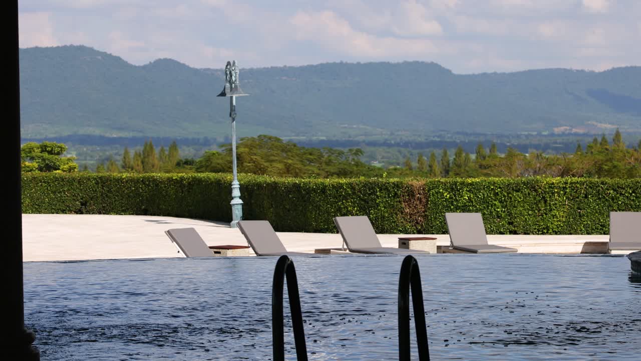 경치 좋은 산을 내려다 볼 수 있는 조용한 야외 수영장.