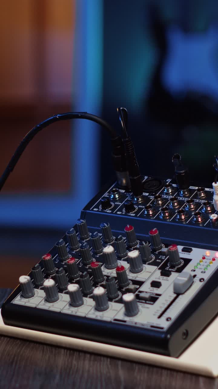 Video verticale. Primo piano di un mixer analogico e un microfono utilizzati per produrre una qualità audio impeccabile