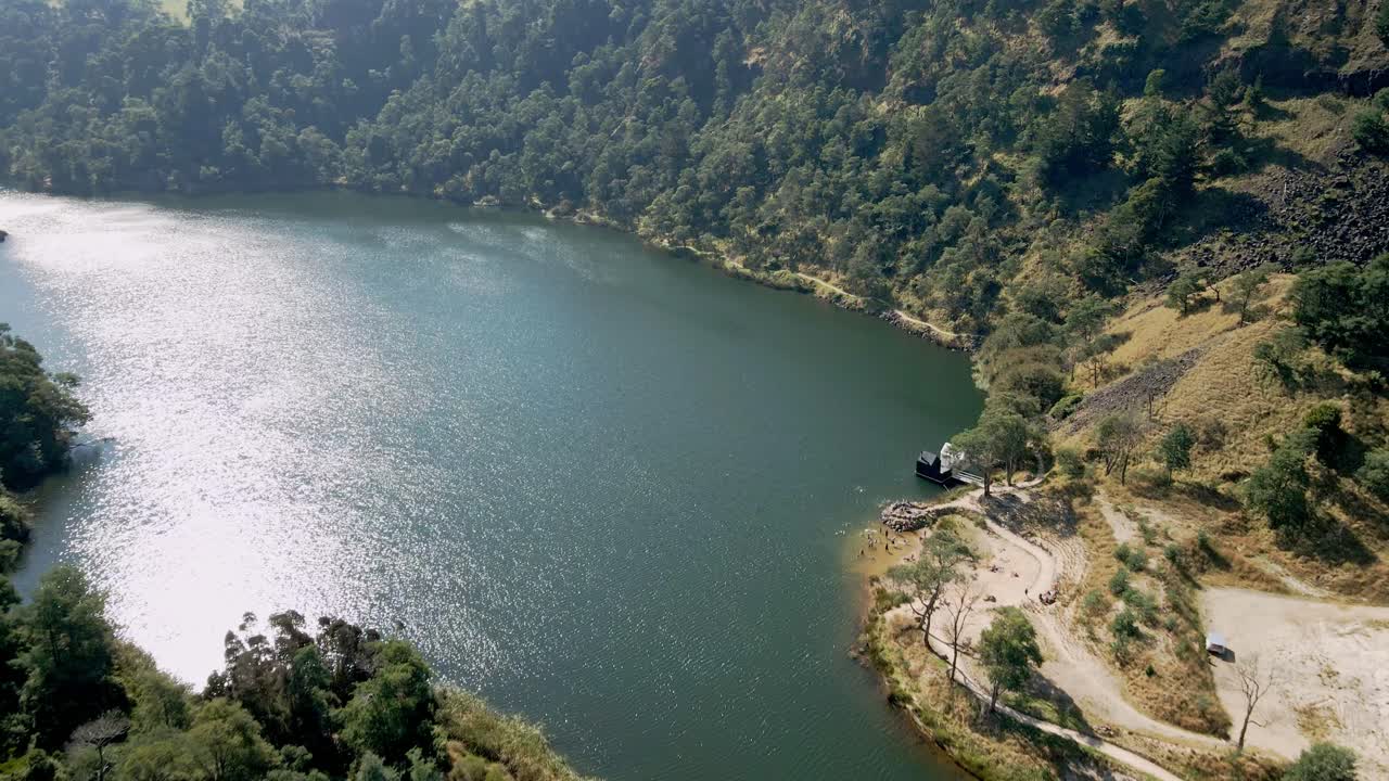 오스트레일리아 태즈매니아 주 더비에 있는 브라이즈 홀 드론 뷰 (briseis hole drone view with summer sun glimmer on water)