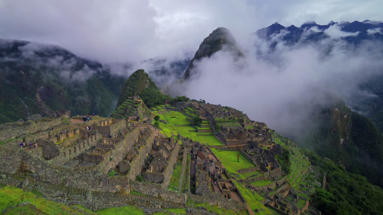 Peru Machu Picchu Światowe dziedzictwo sanktuarium Świątynia Inków wczesnoporanny krajobraz niska warstwa chmur mgły Góra Huayna Picchu Obwód Szlaku Inków Aguas Calientes Peruwiańskie Andy zbliżenie