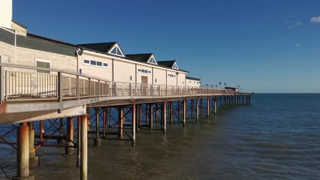 Der-Grand-Pier-über-Der-Küstenstadt-Teignmouth-An-Einem-Blauen,-Sonnigen-Sommertag