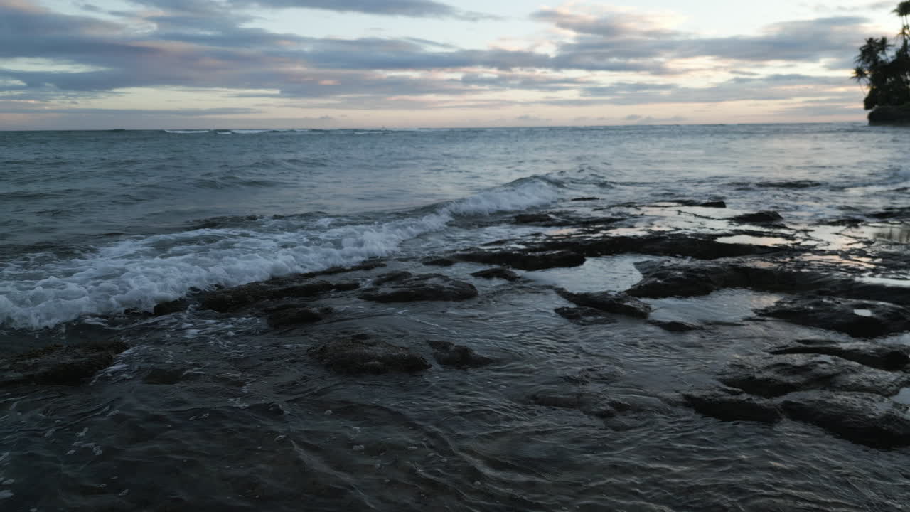 воздушный - обратный беспилотник выстрелил над приливным бассейном на гавайях над вечерним небом