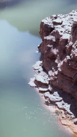 el paisaje sereno del acantilado del río