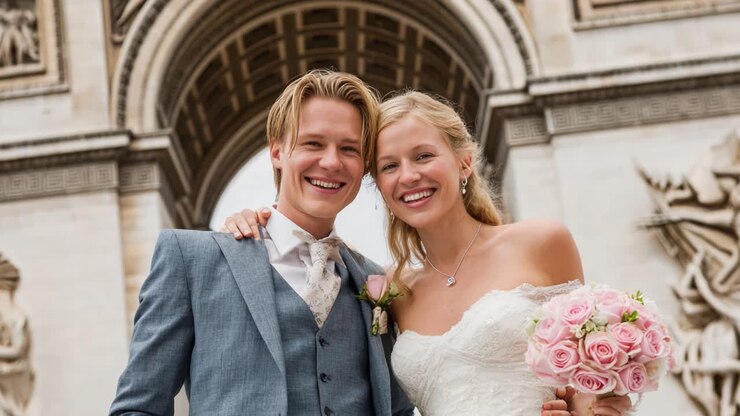 Joyful Couple Celebrating Their Union in Front of an Iconic Monument, Showcasing Love and Happiness in a Beautiful Wedding Portrait