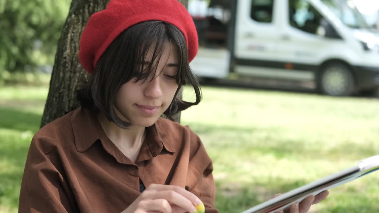 밖의 예술가 소녀