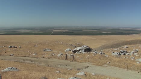 Rare-pan-shot-of-Californian-landscape-with-difference-between-desert-and-irrigated-farmland,-USA