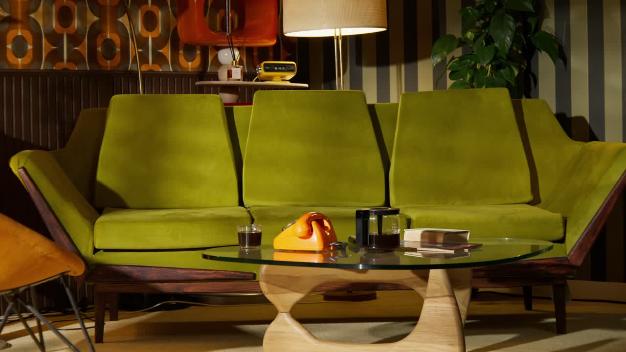 중세 현대 소파와 장식으로 된 레트로 거실