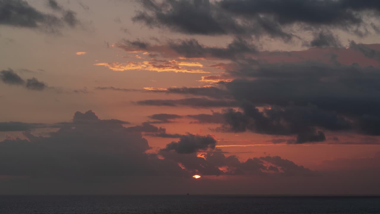 Dramatischer Sonnenuntergang über dem Ozean
