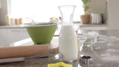 fecho de ferramentas de panificação, tigelas e ingredientes na bancada na cozinha