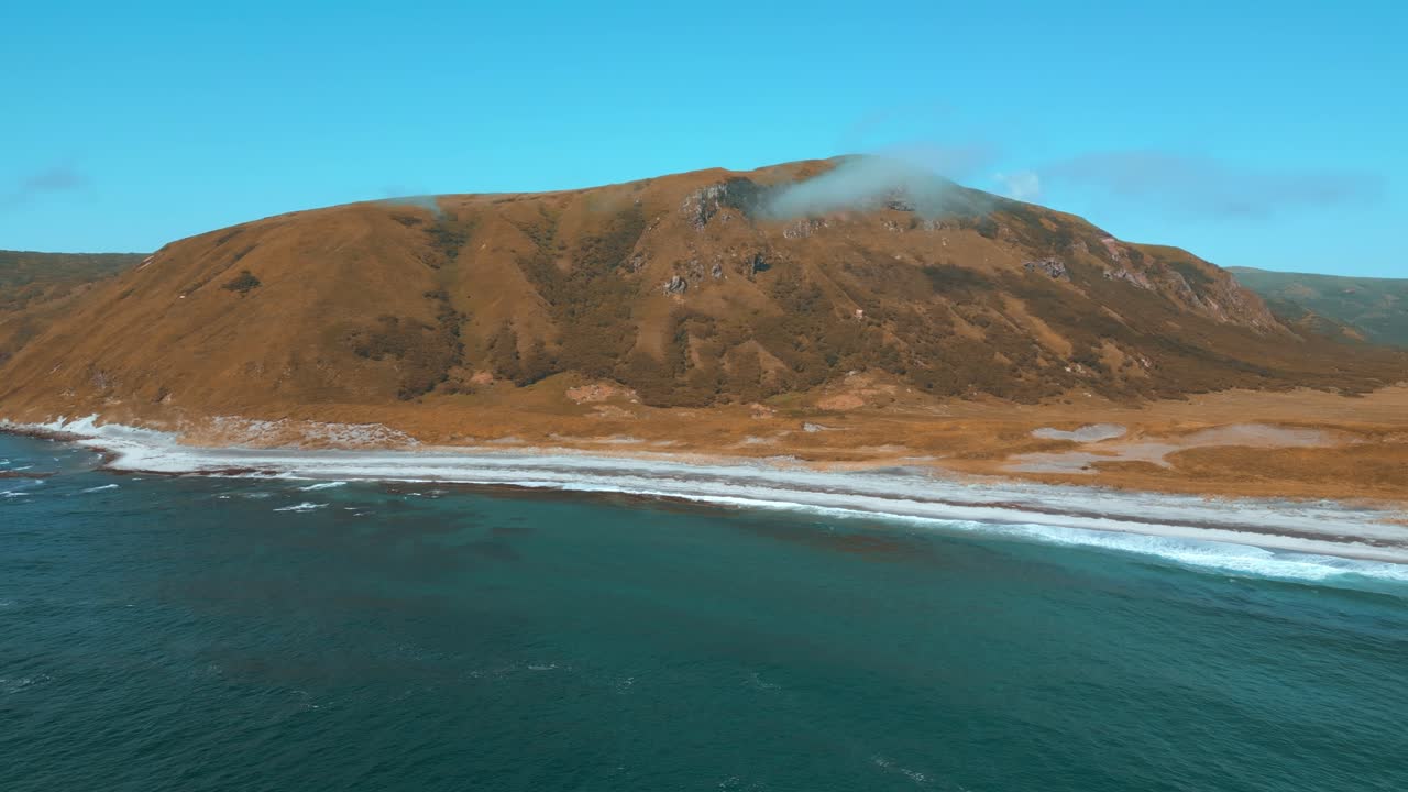 바다의 파도와 함께 해안의 산악 풍경