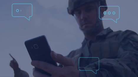 Animation-Der-KI-Datenverarbeitung-über-Einem-Kaukasischen-Soldaten,-Der-Ein-Smartphone-Verwendet